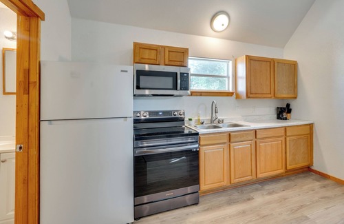 Stockdale House | < 1 Mi to Main St: Quiet Home w/Yard in Stockdale