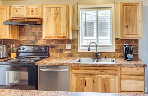 Coeur d'Alene House | 1 Mi to Tubbs Hill & Lake: Midtown Home w/Yard!