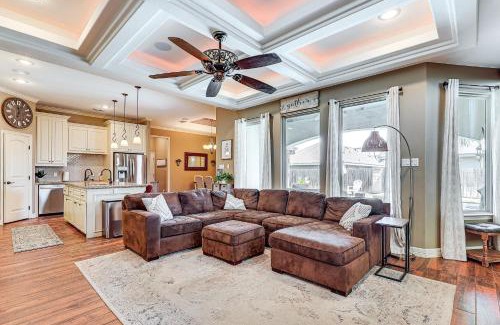 Edinburg House | 1 Mi to Vackar Stadium Roomy Retreat with Pool