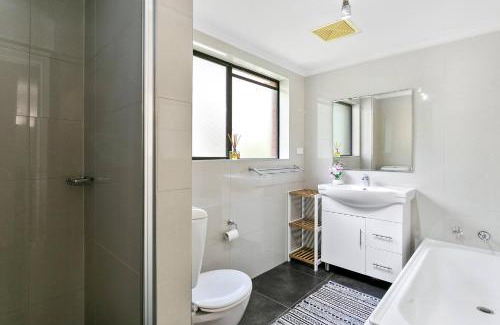 Bondi Beach Apartment | 1 min walk to beach +Parking/Bondi Bliss Lamrock