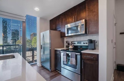 North Buckhead Apartment | 1 MIN WALK to Lennox MALL/5-star Restaurant/POOL/GYM 24hr