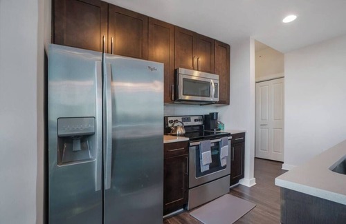 North Buckhead Apartment | 1 MIN WALK to Lennox MALL/5-star Restaurant/POOL/GYM 24hr