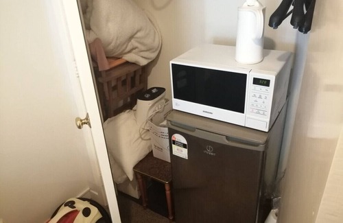 Epsom House | 1 Queen Bed and 1 Sofa Bed, Studio B, 25 Glenfell Place, Epsom, Auckland