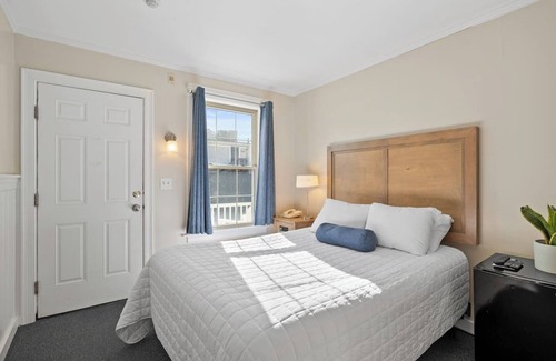 Falmouth Heights Hotel | 1 Queen Bed Suite Close to Beach & Dining