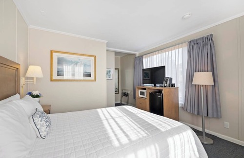 Falmouth Heights Hotel | 1 Queen Bed Suite Close to Beach & Dining