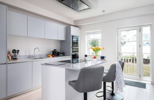 Porth House | 1 The Strand is a contemporary house sleeping nine guests across four bedrooms