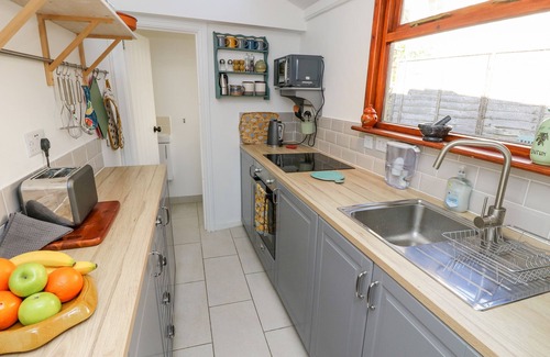Ventnor Cottage | 1 TULSE HILL COTTAGES, pet friendly, with a garden in Ventnor