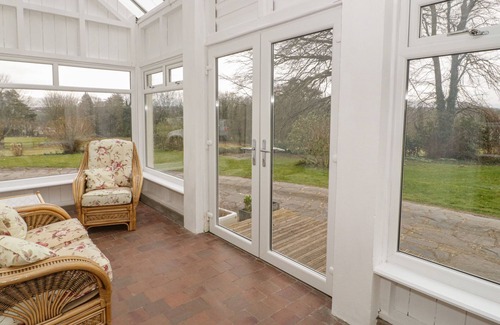 Menai Bridge Cottage | 1 TYN Y CAEAU APARTMENT, family friendly in Menai Bridge