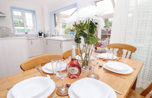 Cowes Cottage | 1 WESTWOOD CLOSE, pet friendly, country holiday cottage in Cowes