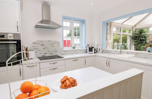 Cowes Cottage | 1 WESTWOOD CLOSE, pet friendly, country holiday cottage in Cowes