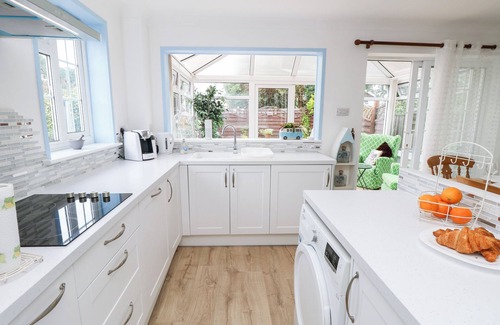 Cowes Cottage | 1 WESTWOOD CLOSE, pet friendly, country holiday cottage in Cowes