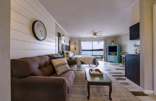 Hot Springs Hotel | #10 Main Channel - King Room
