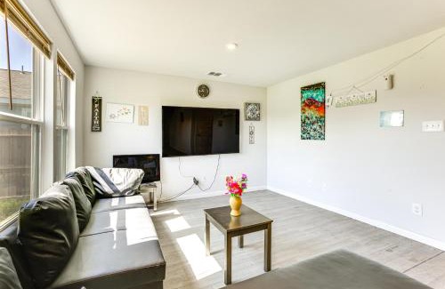 New Caney House | 10 Mi to Lake Houston Retreat with Backyard!