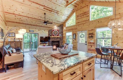 Murphy House | 10 Mi to Main St Murphy Cabin with Covered Deck!