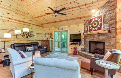 Murphy House | 10 Mi to Main St Murphy Cabin with Covered Deck!
