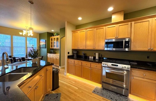 Alvadore House | 10 Min From The Airport & 15 Min From The U of O