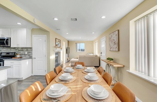 Fullerton House | 10 min to Disney - LA/OC Getaway - Pool - 4 BD 2BA