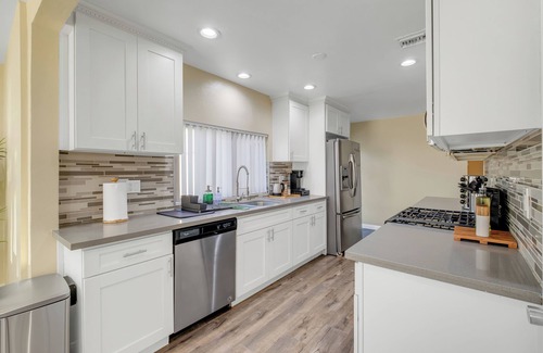 Fullerton House | 10 min to Disney - LA/OC Getaway - Pool - 4 BD 2BA