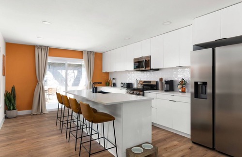 Walnut Forest House | 10 Min to Downtown - Modern 4BR Oasis - Yard Games