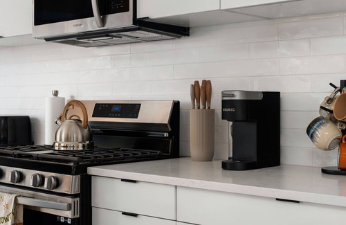 Walnut Forest House | 10 Min to Downtown - Modern 4BR Oasis - Yard Games