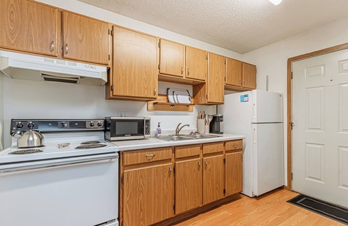 Fargo Apartment | 10 min to Sanford I Smart TV I Queen I Free Prking