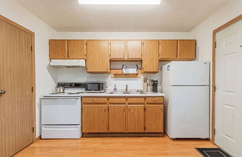 Fargo Apartment | 10 min to Sanford I Smart TV I Queen I Free Prking