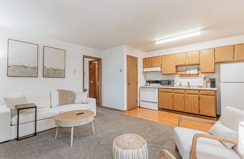 Fargo Apartment | 10 min to Sanford I Smart TV I Queen I Free Prking