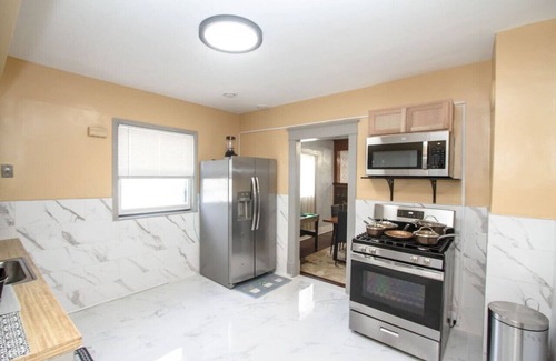 Cheektowaga Apartment | 10 Mins to Airport Apt w/King Beds