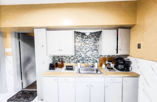 Cheektowaga Apartment | 10 Mins to Airport Apt w/King Beds