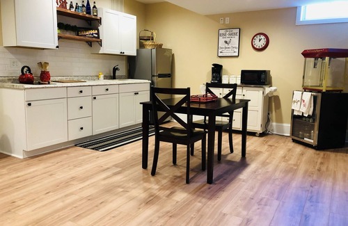 Ballston Spa Apartment | 10 mins. to downtown Saratoga and SPAC. 1,000 sq. ft. Spacious and quiet.