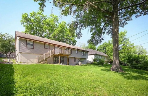 South Kansas City Apartment | 10 minutes to the Stadiums