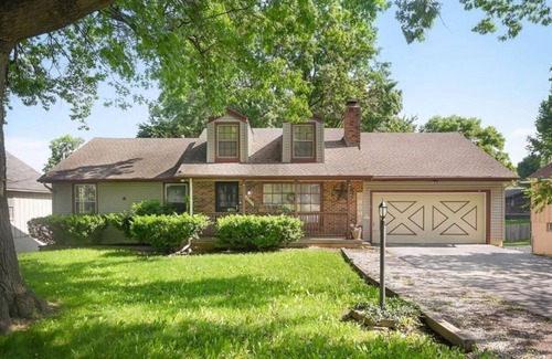 South Kansas City Apartment | 10 minutes to the Stadiums