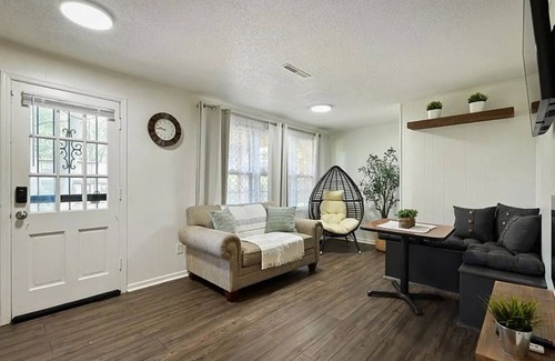 South Kansas City Apartment | 10 minutes to the Stadiums