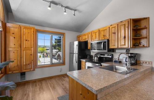 Downtown Cannon Beach Cottage | 10 Pelican View: Coastal Charm | Walk to Beach | Dog-Friendly