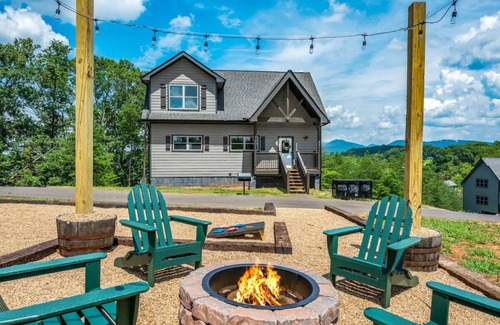 Sevierville Cabin | 10%SALE!/Indoor Pool/Pets/Arcades/Ping Pong/Basketball/Bocce Ball/Quiet Area