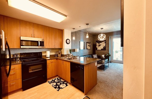 Smart Corner Condo | "10% Special Rate Discount" High-Rise Lovely & Spacious Condo - Family Friendly