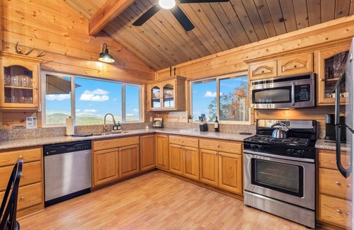 Crestline Cabin | 100-Mile View, 0.5 Acre, Sauna, BBQ, Deck, W&D, Parking, Family-Friendly