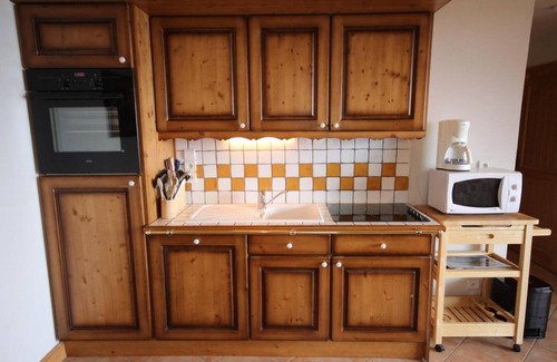 Bisanne 1500 Apartment | 100m from ski slopes, 1st floor, swimming pool, balcony, parking, tv, ski locker, 46m², Les Saisies