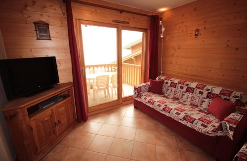 Bisanne 1500 Apartment | 100m from ski slopes, 1st floor, swimming pool, balcony, parking, tv, ski locker, 46m², Les Saisies