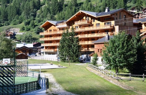 Les Brevieres Apartment | 100m from ski lifts, fitness, swimming pool, sauna, hammam, balcony, tv, 80m², Tignes