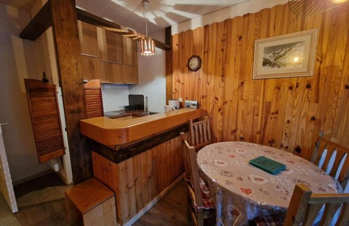 Les Deux Alpes Apartment | 100m from ski slopes, 1st floor, view ski slopes, balcony, tv, ski locker, 32m², Les 2 Alpes