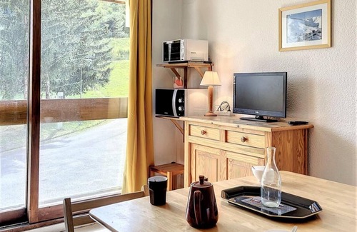 Le Corbier Apartment | 100m from ski slopes, 1st floor, view ski slopes, swimming pool, tv, ski locker, 22m², Le Corbier