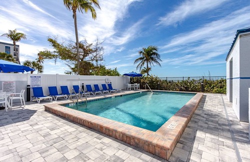 Fort Myers Beach Condo | 102 Beachfront Condo: Views, Heated Pool, Walk to Dwtn