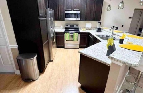 Thousand Oaks House | 102 Getaway Villa 4 bed with pool near Disney