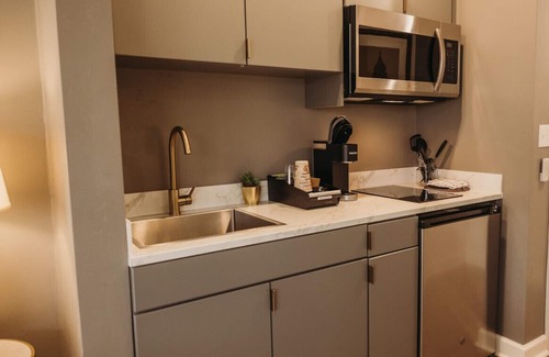 Bartlesville Apartment | 106 · Vintage Ambience #106 - Hotel Phillips