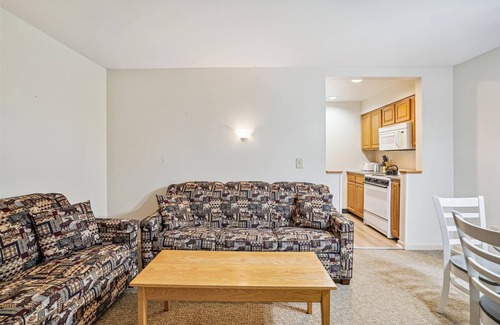 West Bridgewater Hotel | 108 Deluxe One bedroom Queen Suite on the 1st floor w/outdoor heated pool