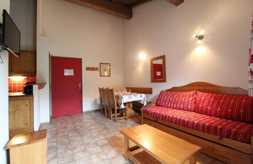 Val Cenis Apartment | 10m from ski slopes, 4th floor, parking, tv, ski locker, 38m², Val Cenis