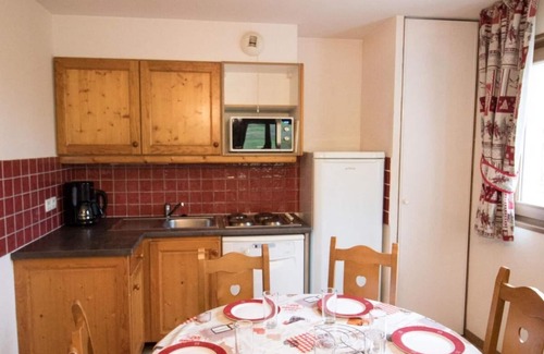 Val Cenis Apartment | 10m from ski slopes, terrace, parking, tv, ski locker, 42m², Val Cenis