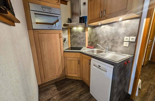 Les Bruyeres Apartment | 10m from ski slopes, Ground floor, view mountain, balcony, tv, ski locker, 40m², Les Menuires