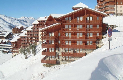 Les Bruyeres Apartment | 10m from ski slopes, Ground floor, view mountain, balcony, tv, ski locker, 40m², Les Menuires